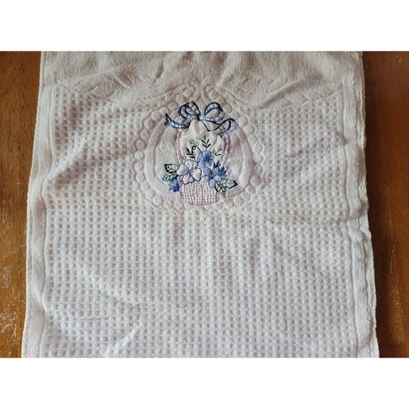 Vintage Hand Towel Embroidered Basket - Picture 1 of 5